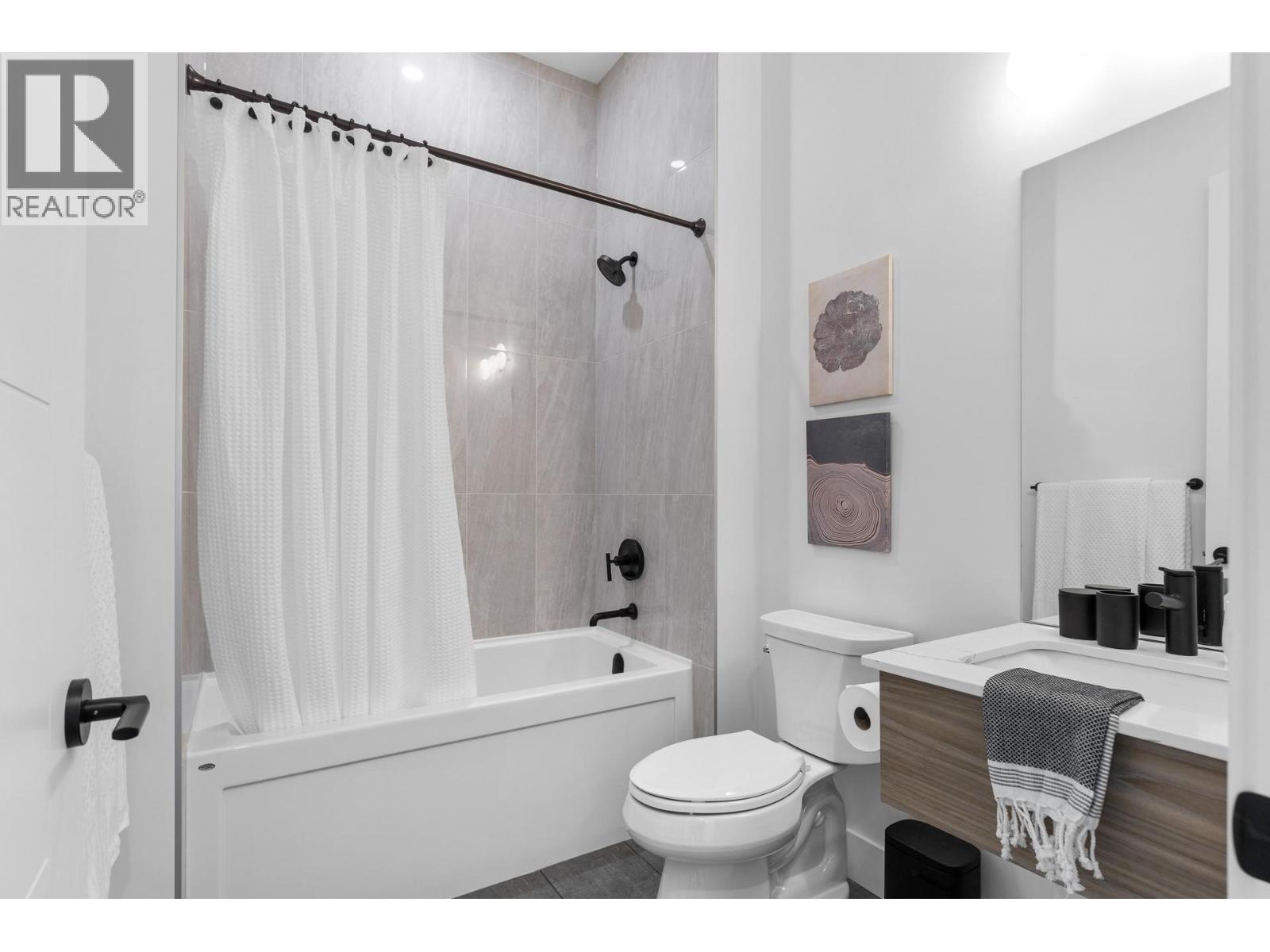 1042 Emslie Street - 6