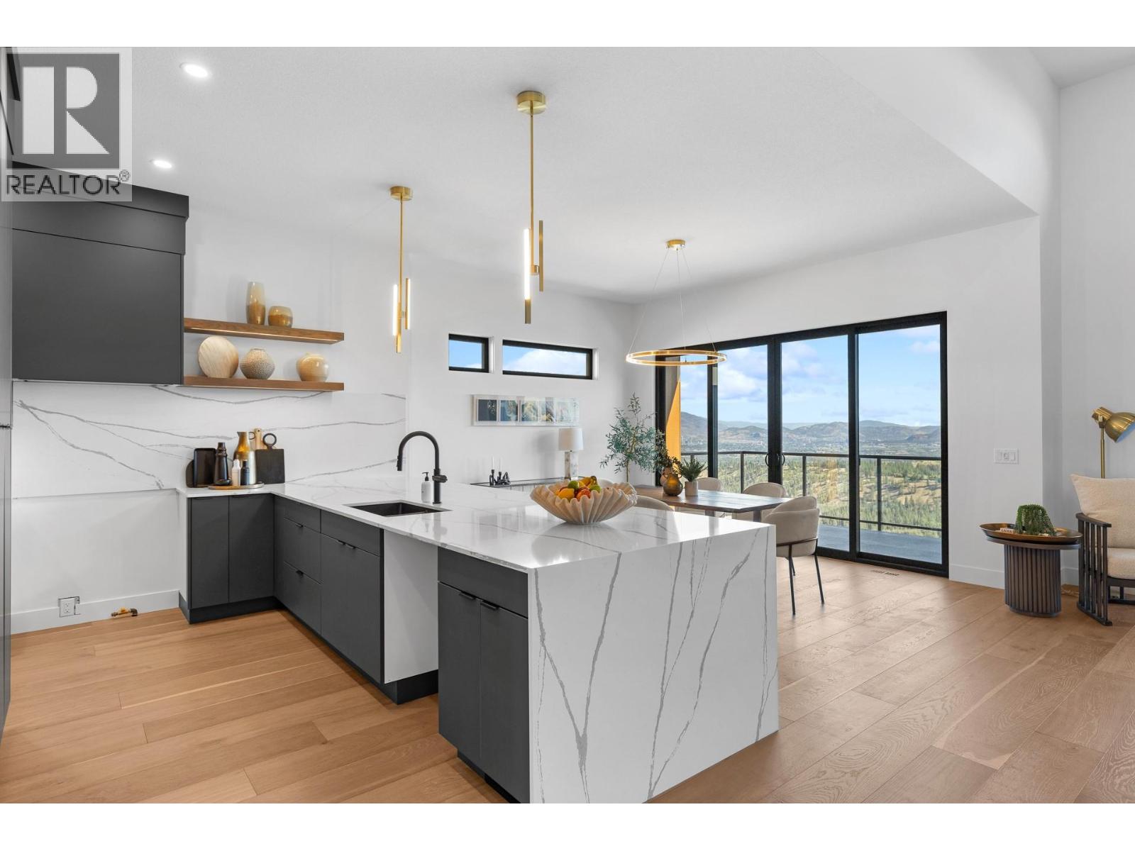 1042 Emslie Street - 9