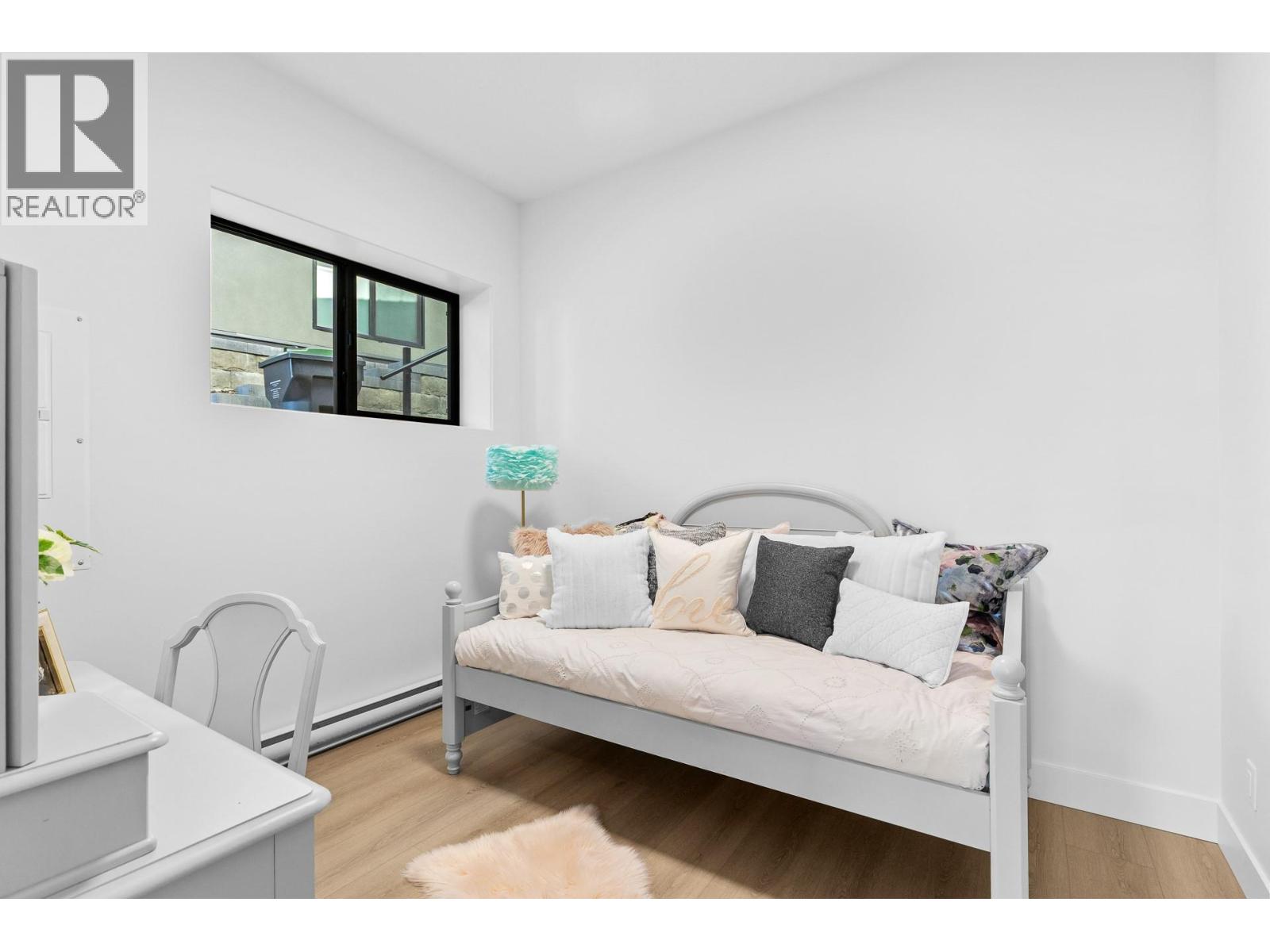 1042 Emslie Street - 40