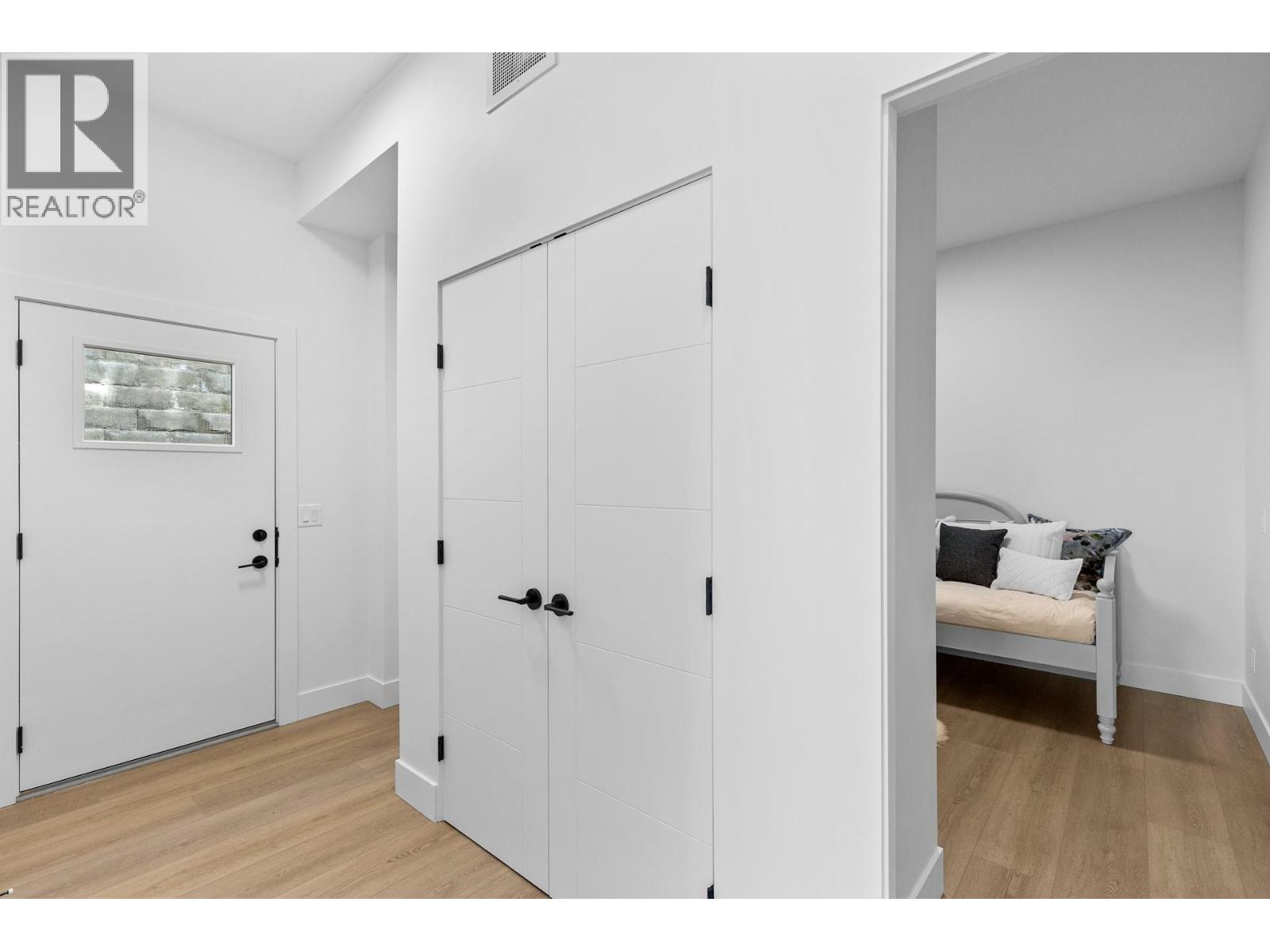 1042 Emslie Street - 39