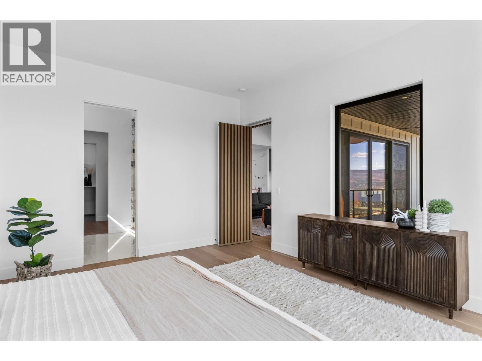 1042 Emslie Street - 24