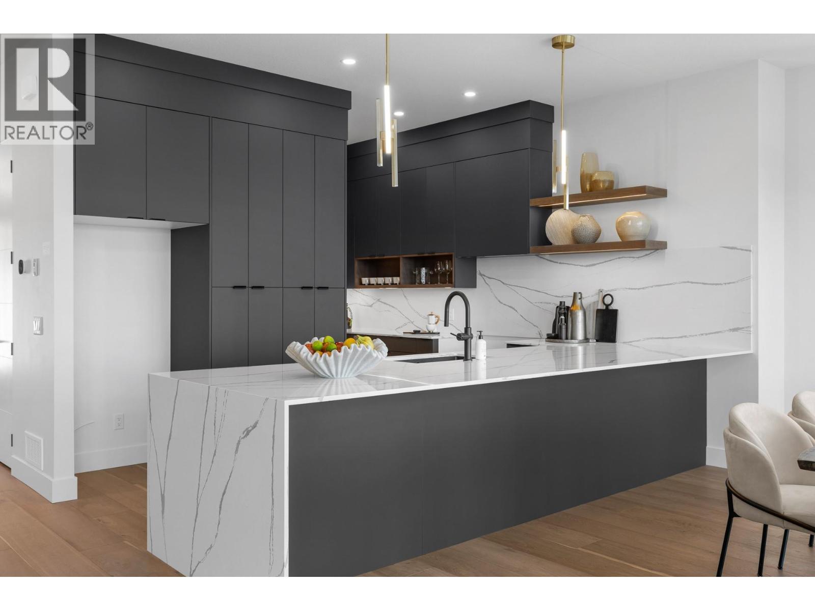 1042 Emslie Street - 11