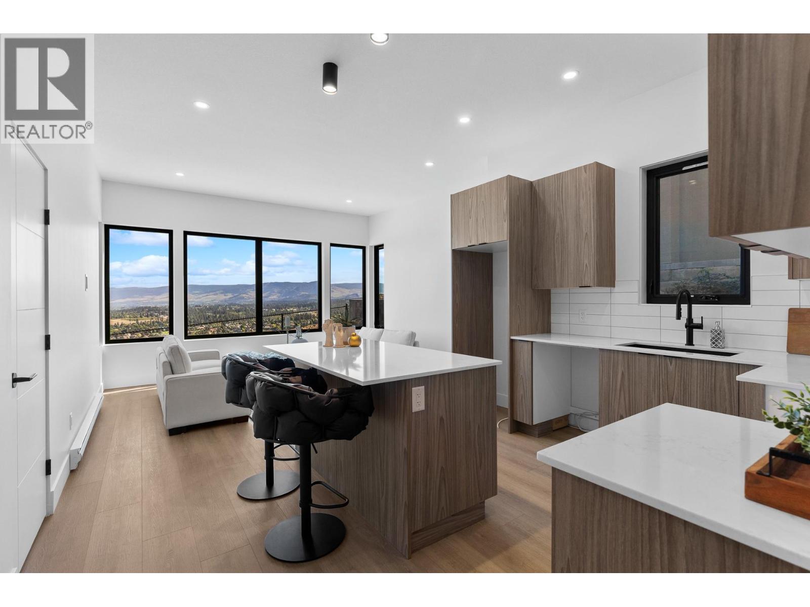 1042 Emslie Street - 37