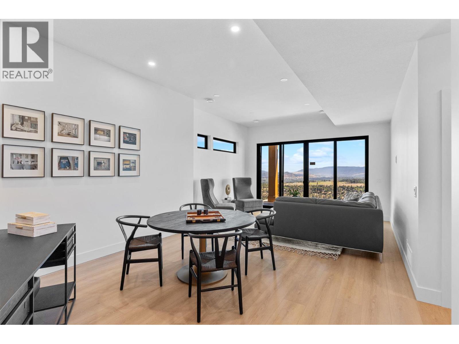 1042 Emslie Street - 32