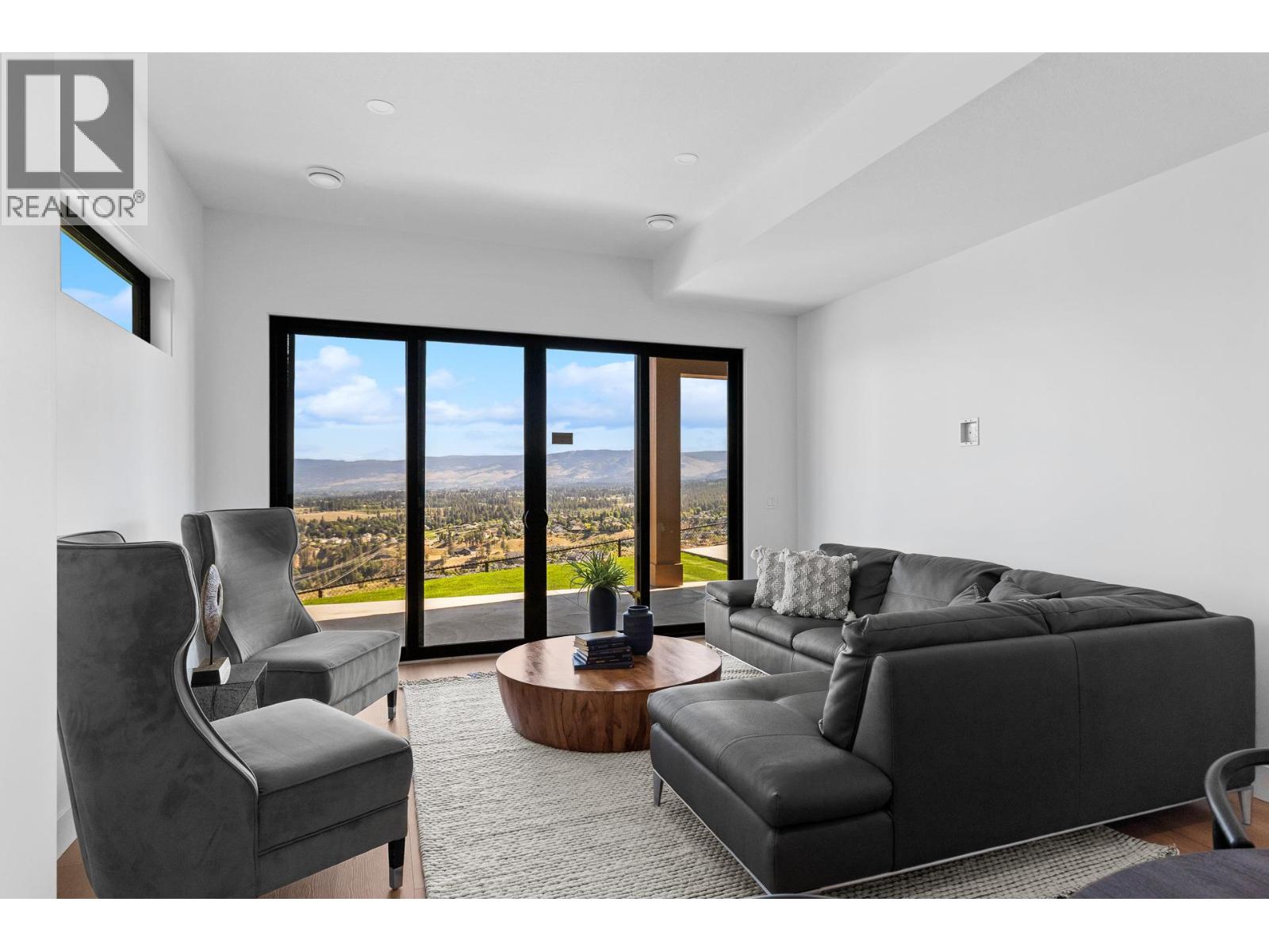 1042 Emslie Street - 33