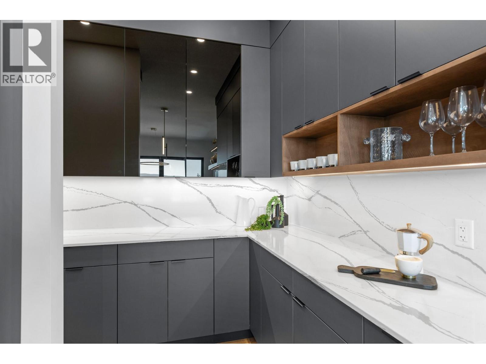 1042 Emslie Street - 12