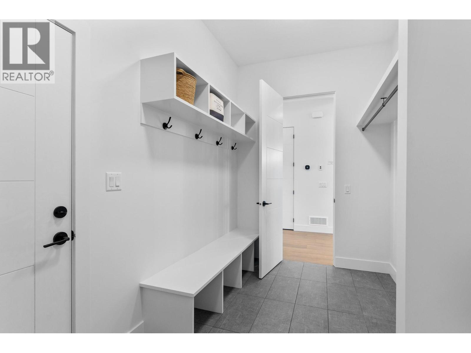 1042 Emslie Street - 30