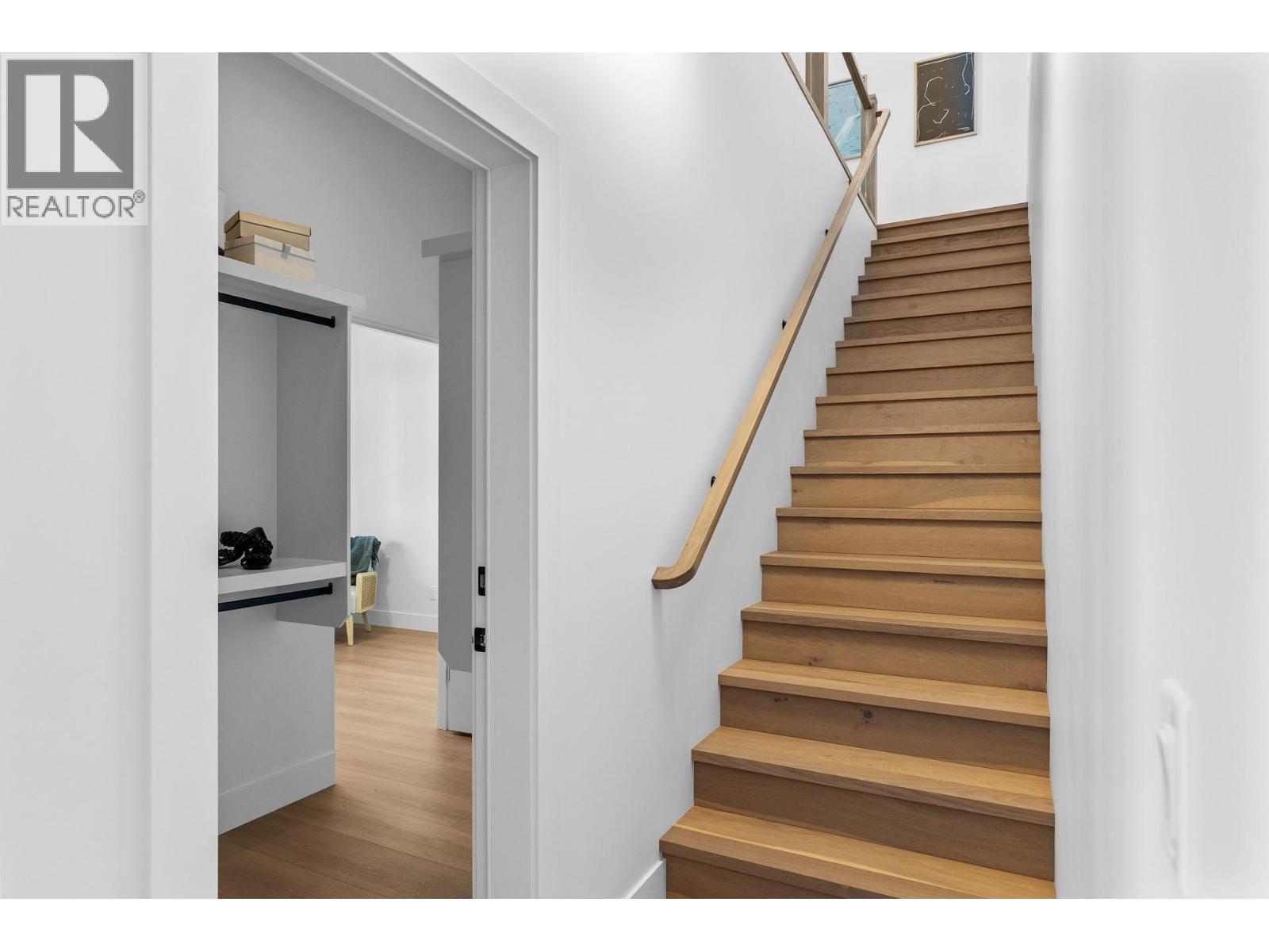 1042 Emslie Street - 31