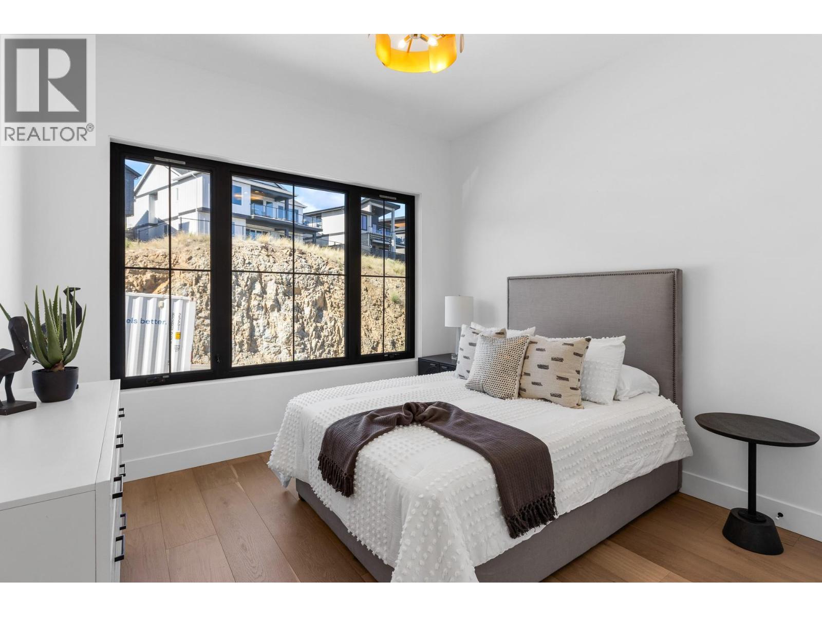 1042 Emslie Street - 5