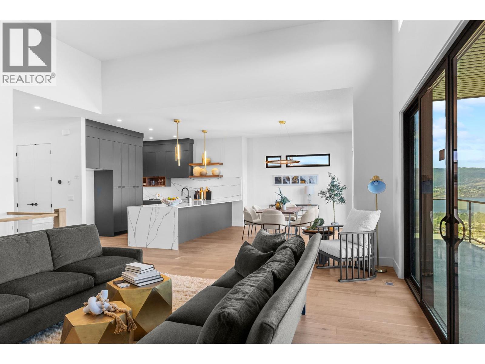 1042 Emslie Street - 10