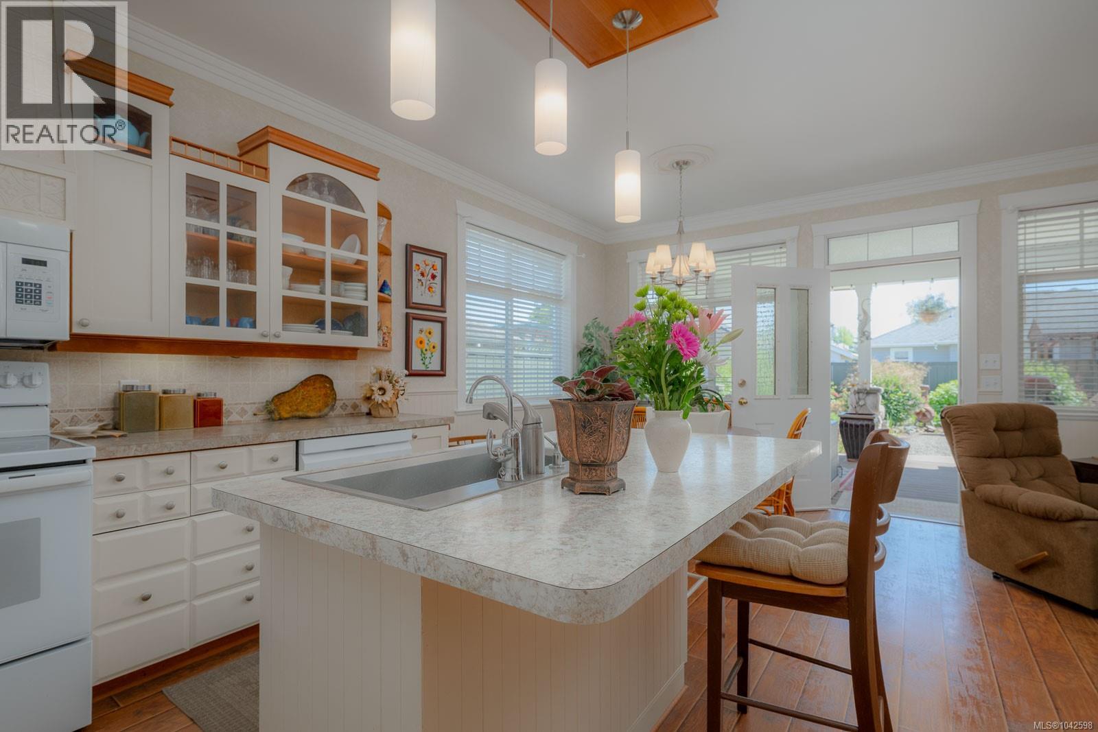 1085 Tara Cres - 24