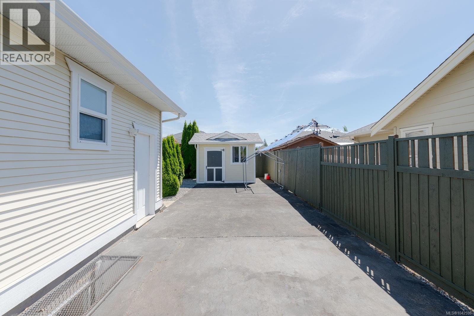 1085 Tara Cres - 32
