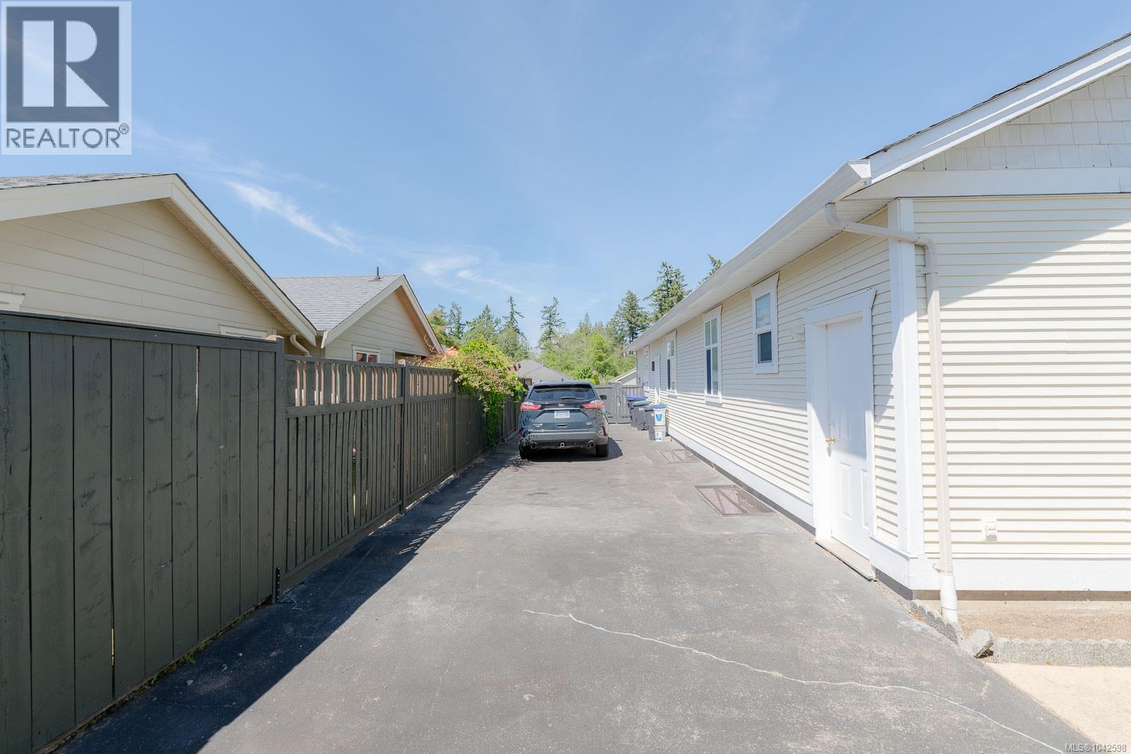 1085 Tara Cres - 33
