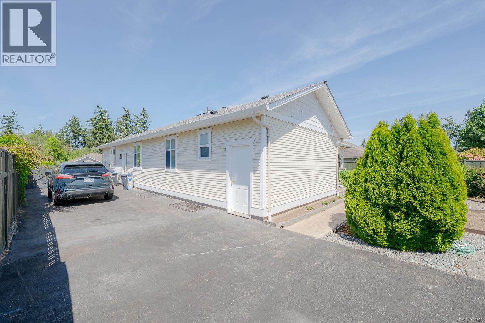 1085 Tara Cres - 34