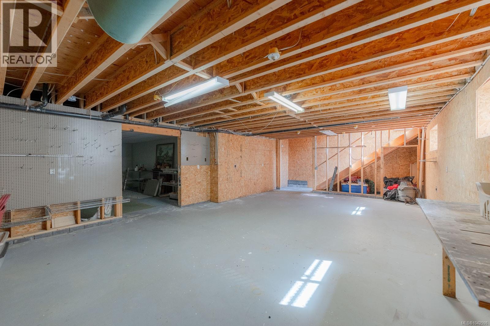 1085 Tara Cres - 35