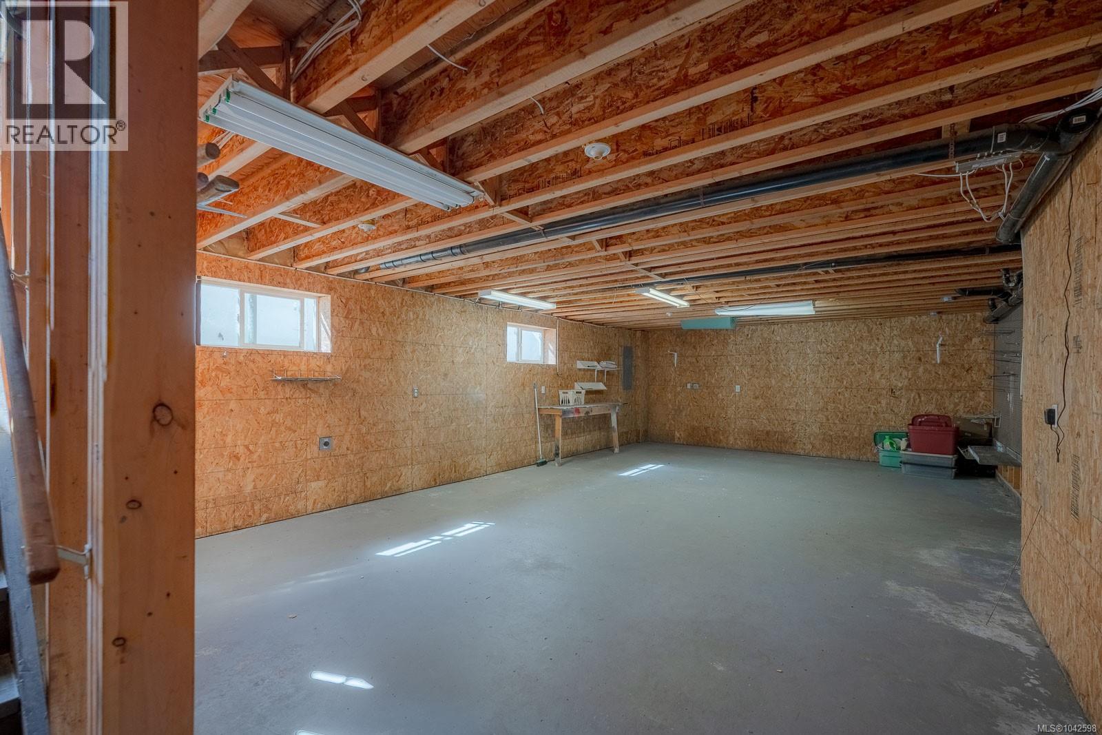 1085 Tara Cres - 36