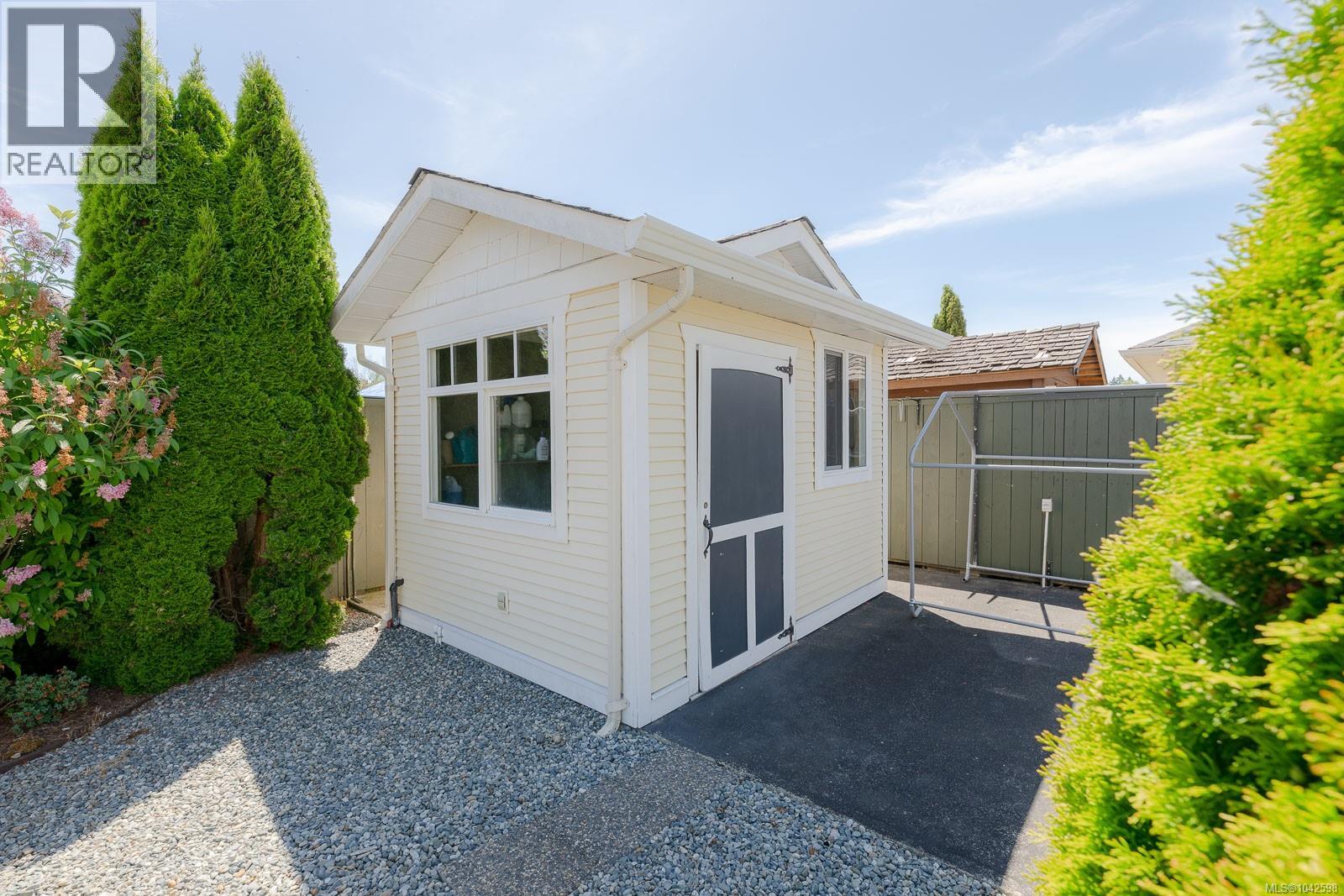 1085 Tara Cres - 41