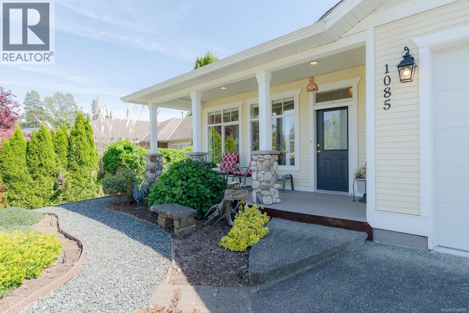 1085 Tara Cres - 8