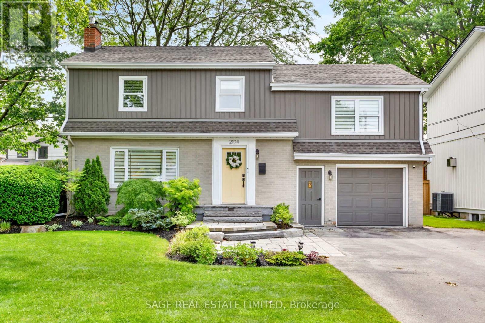 2194 YORKSHIRE CRESCENT - 1