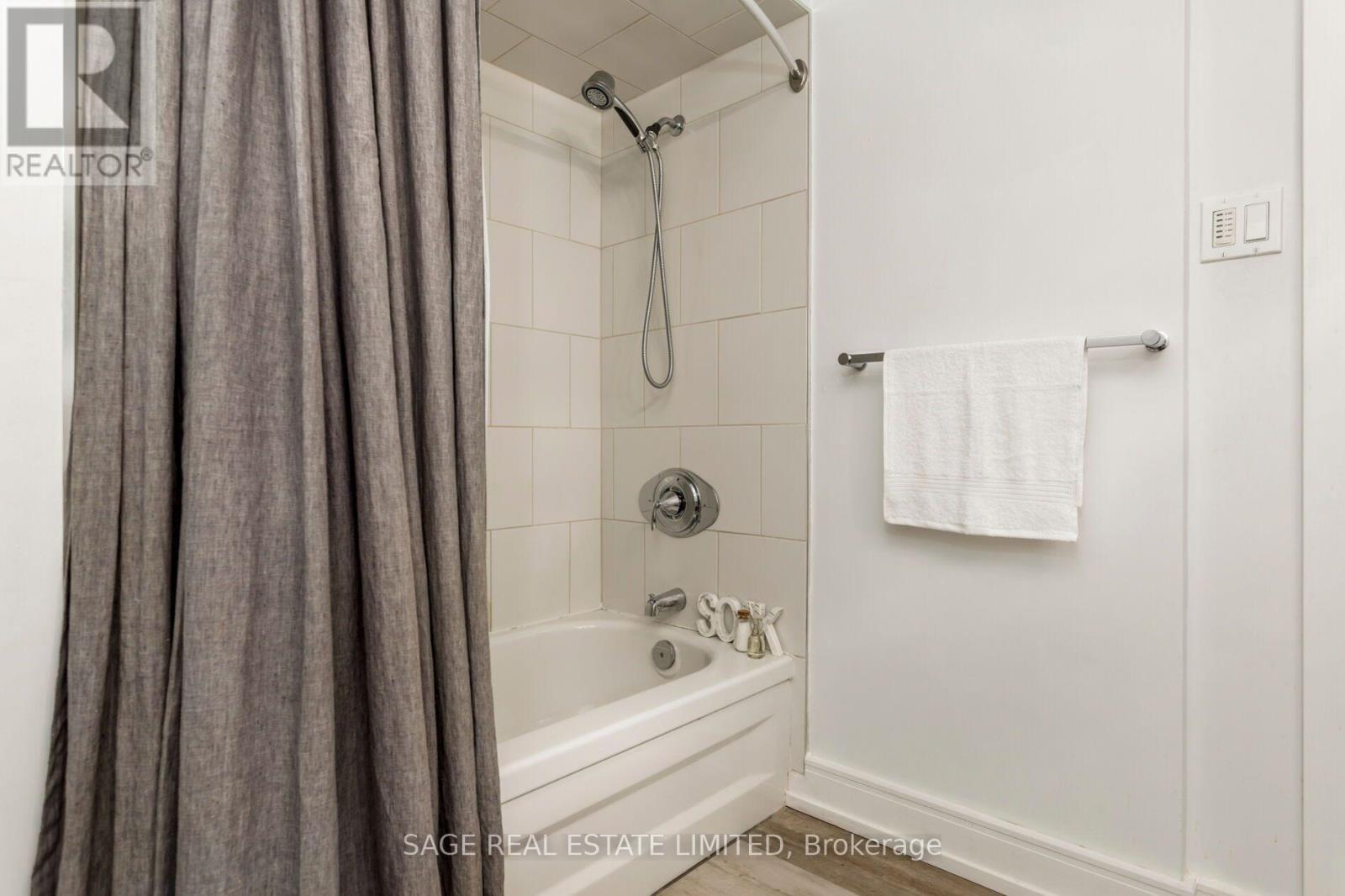 2194 YORKSHIRE CRESCENT - 31