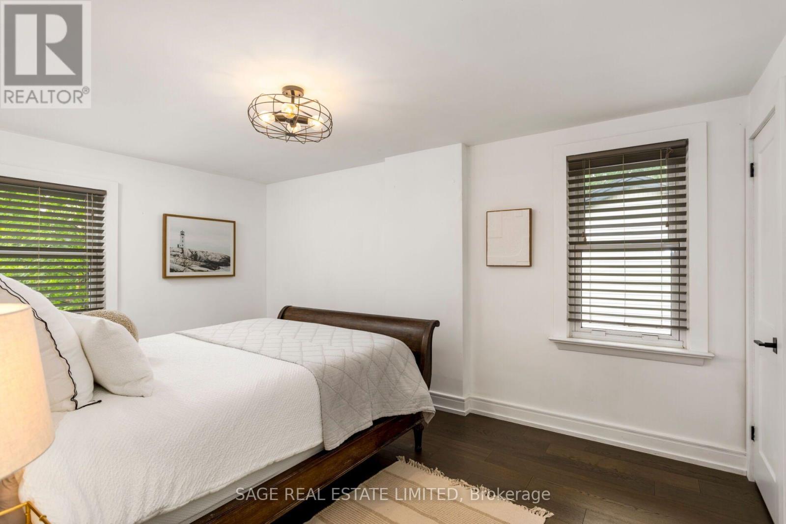 2194 YORKSHIRE CRESCENT - 32