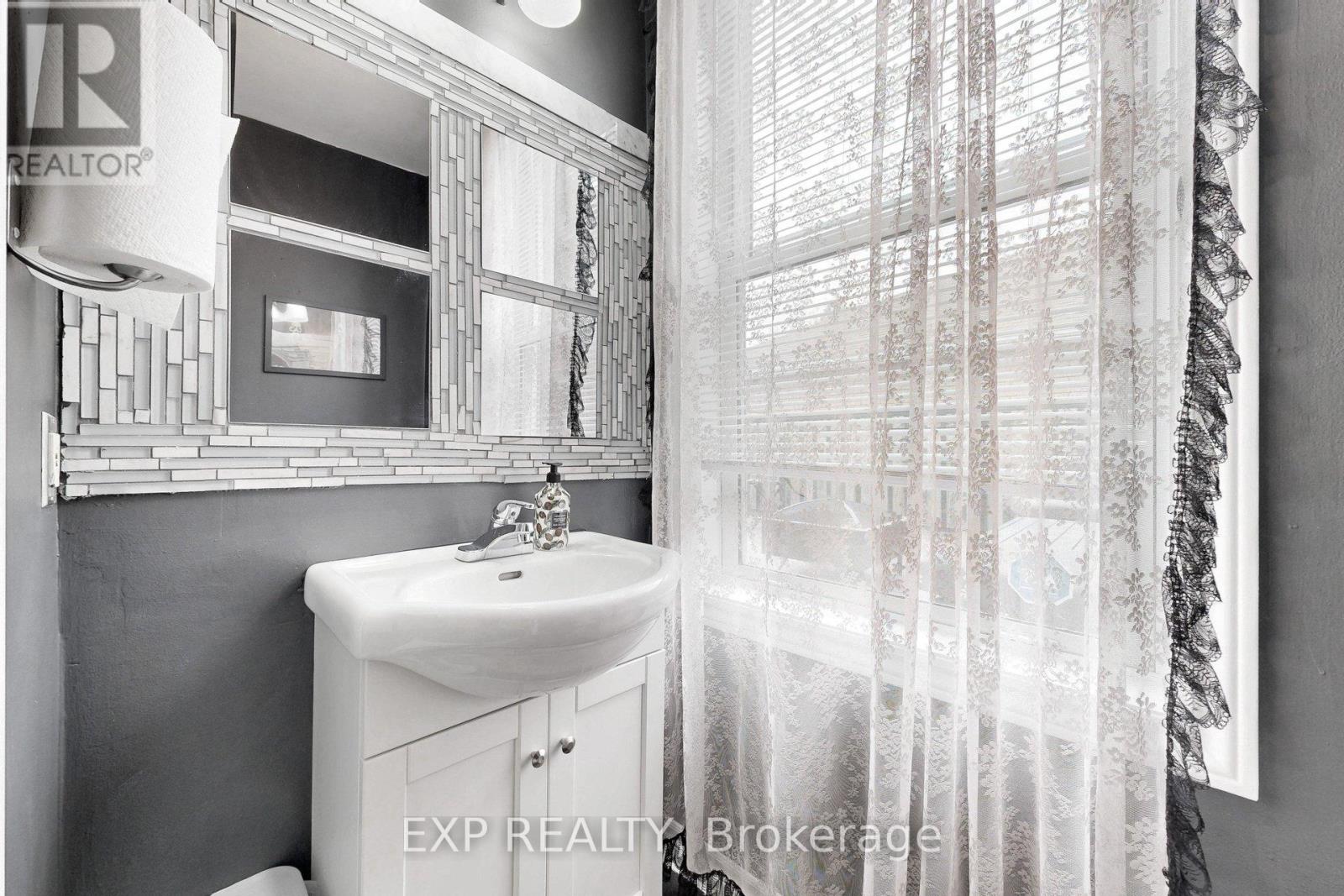 348 ELGIN STREET W - 26