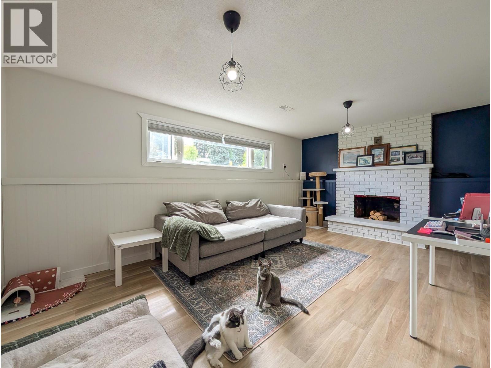 2910 WILDWOOD CRESCENT - 34
