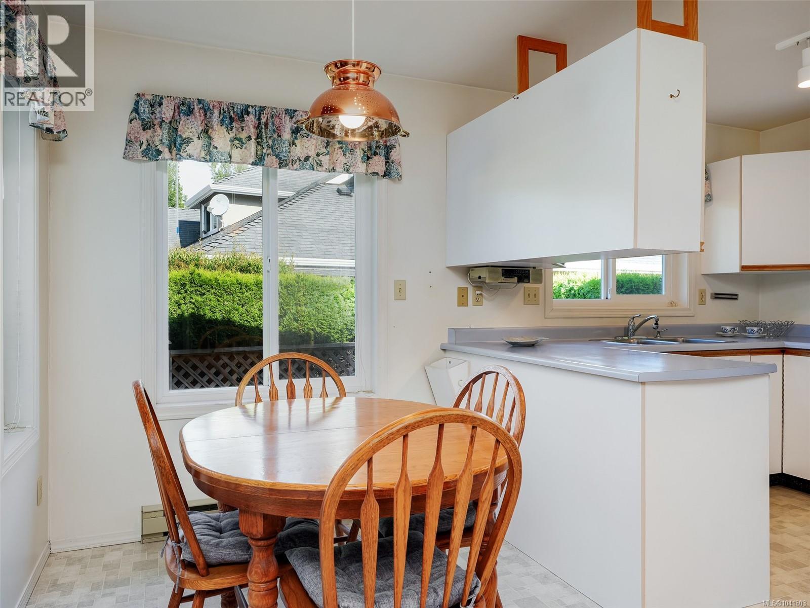 4813 Sunnygrove Pl, Saanich