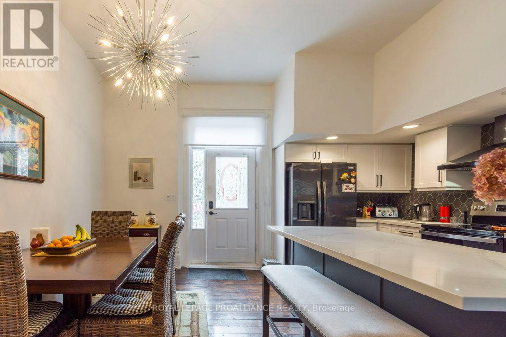 #5 233 JOHN STREET - 15