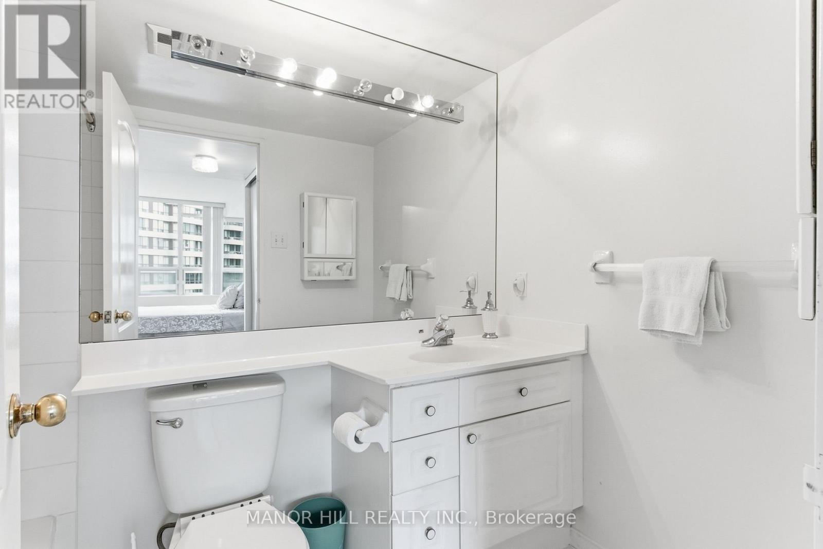 #814 11 TOWNSGATE DRIVE - 28