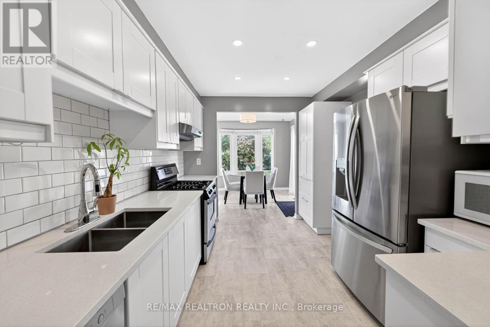 18 CASTILLE CRESCENT - 10