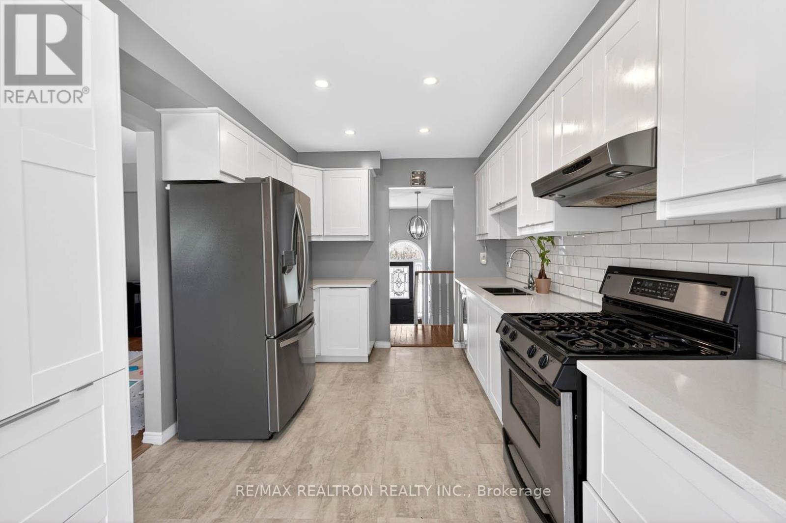 18 CASTILLE CRESCENT - 11