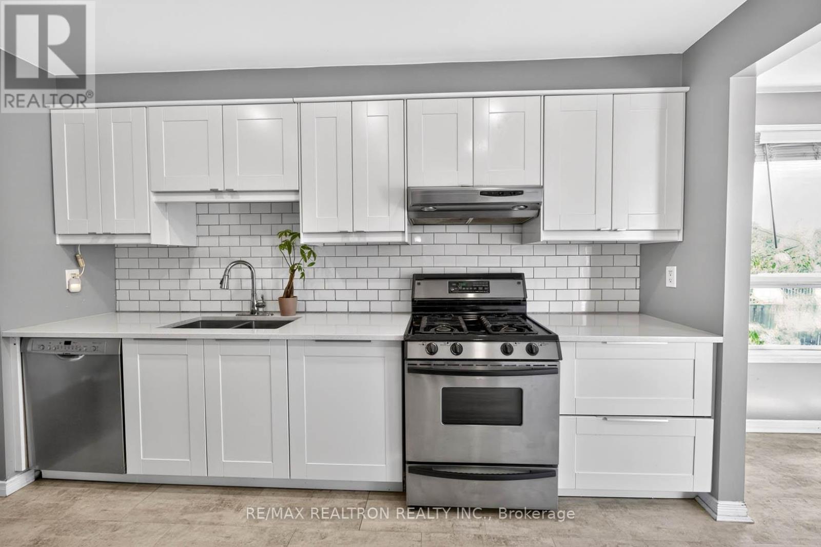 18 CASTILLE CRESCENT - 12