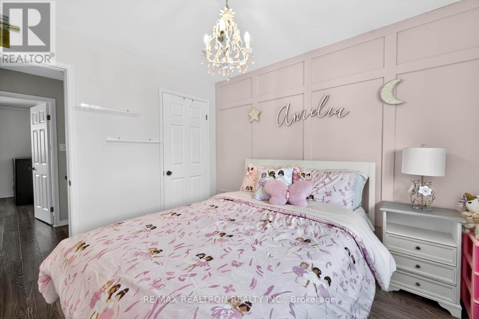 18 CASTILLE CRESCENT - 21