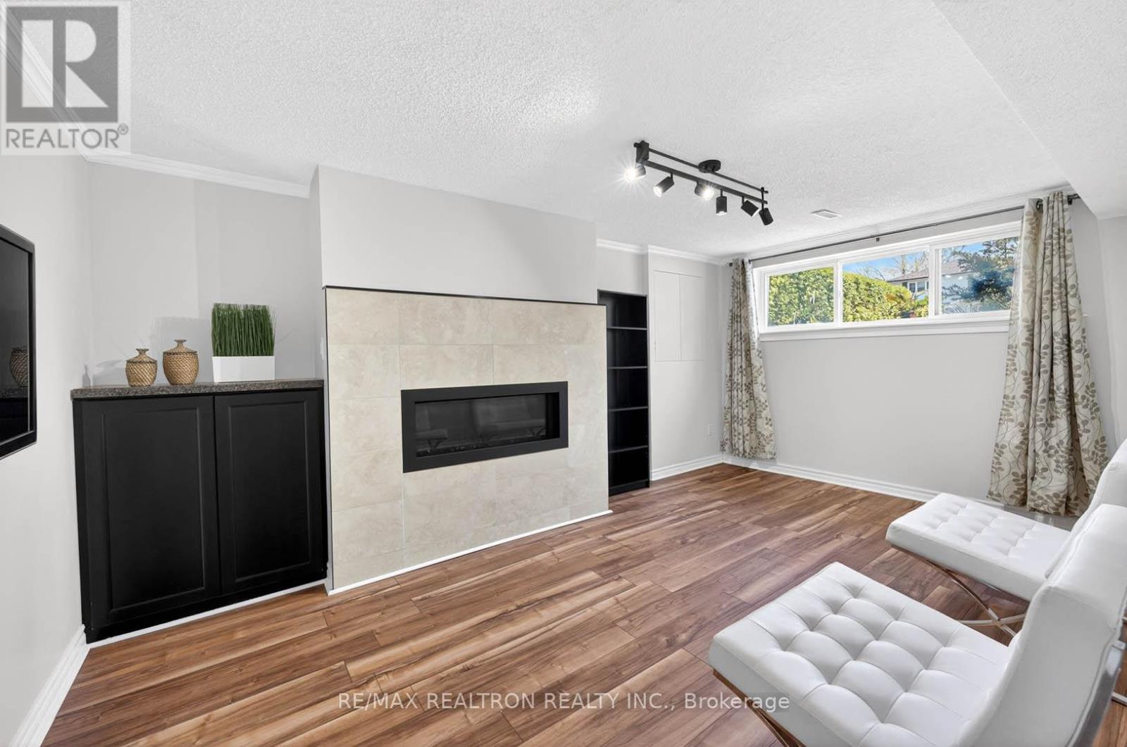 18 CASTILLE CRESCENT - 23