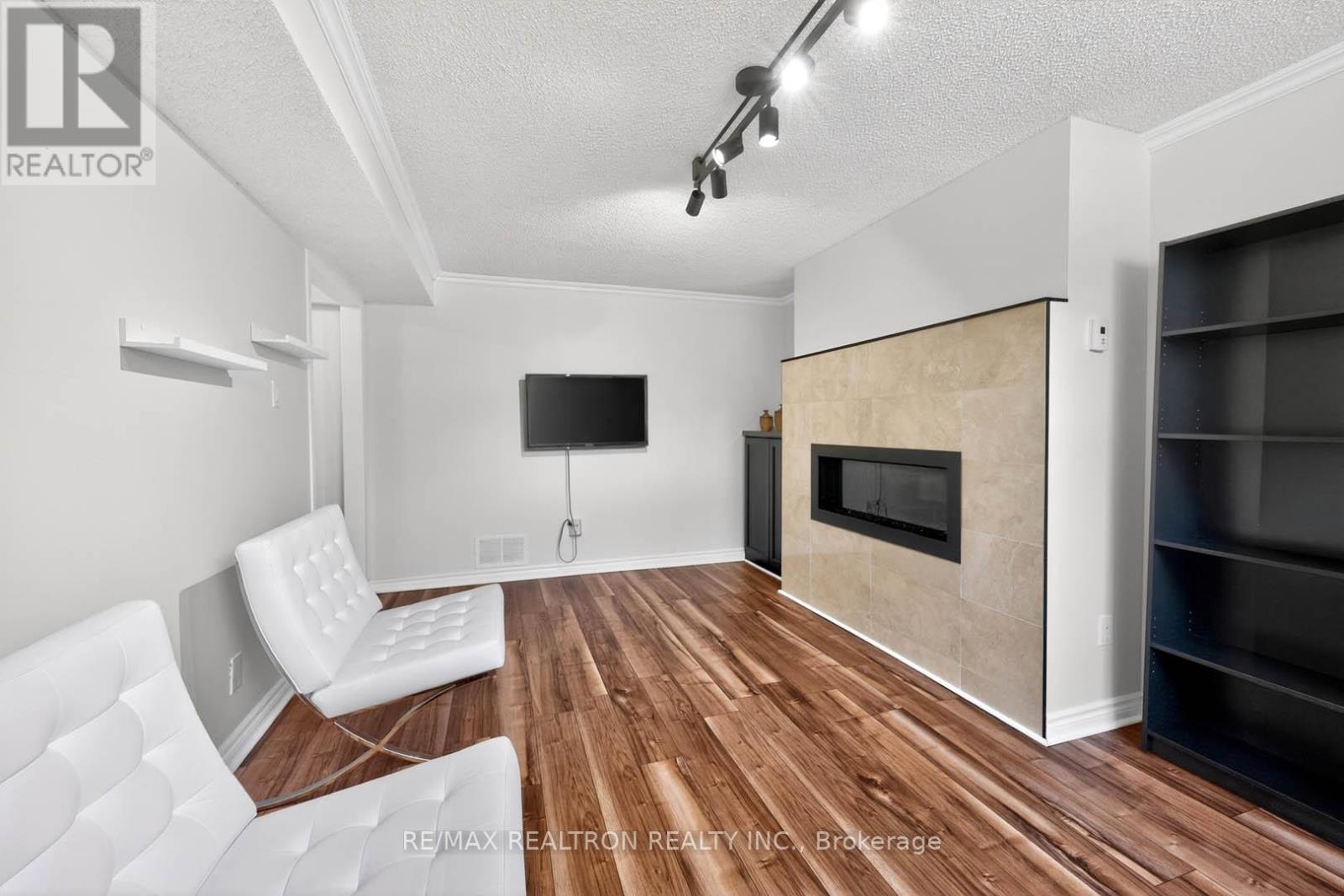 18 CASTILLE CRESCENT - 24
