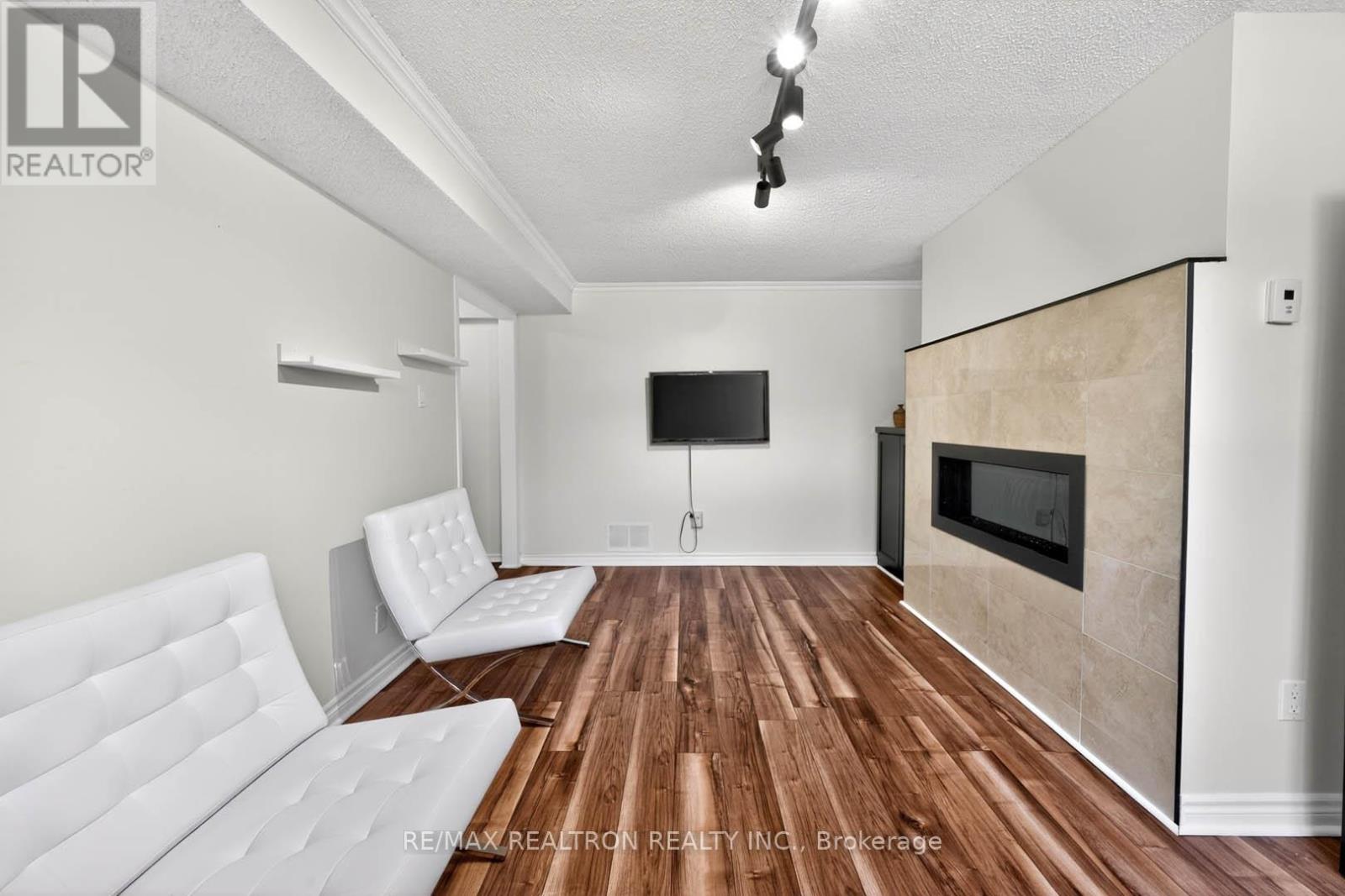 18 CASTILLE CRESCENT - 25