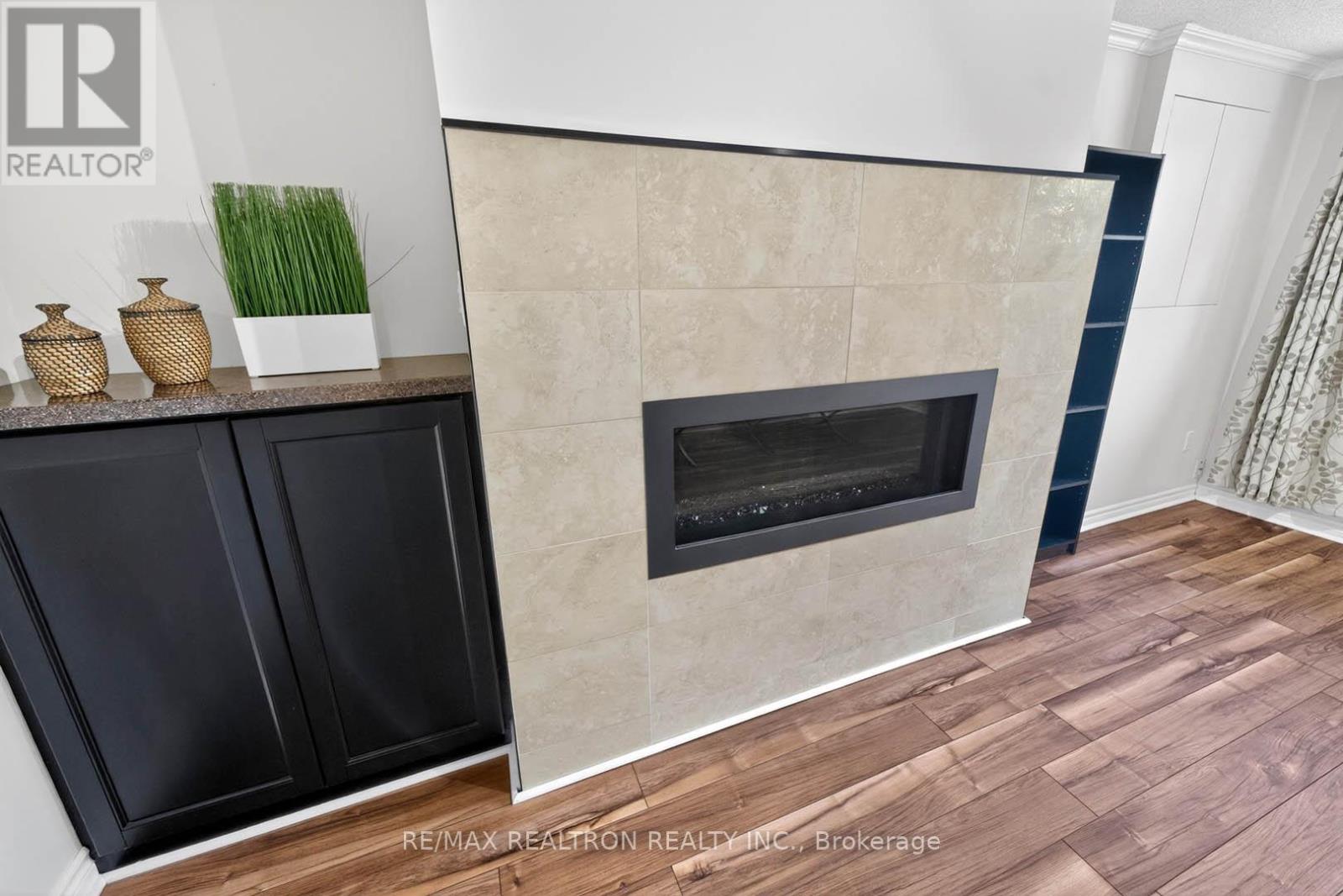 18 CASTILLE CRESCENT - 26