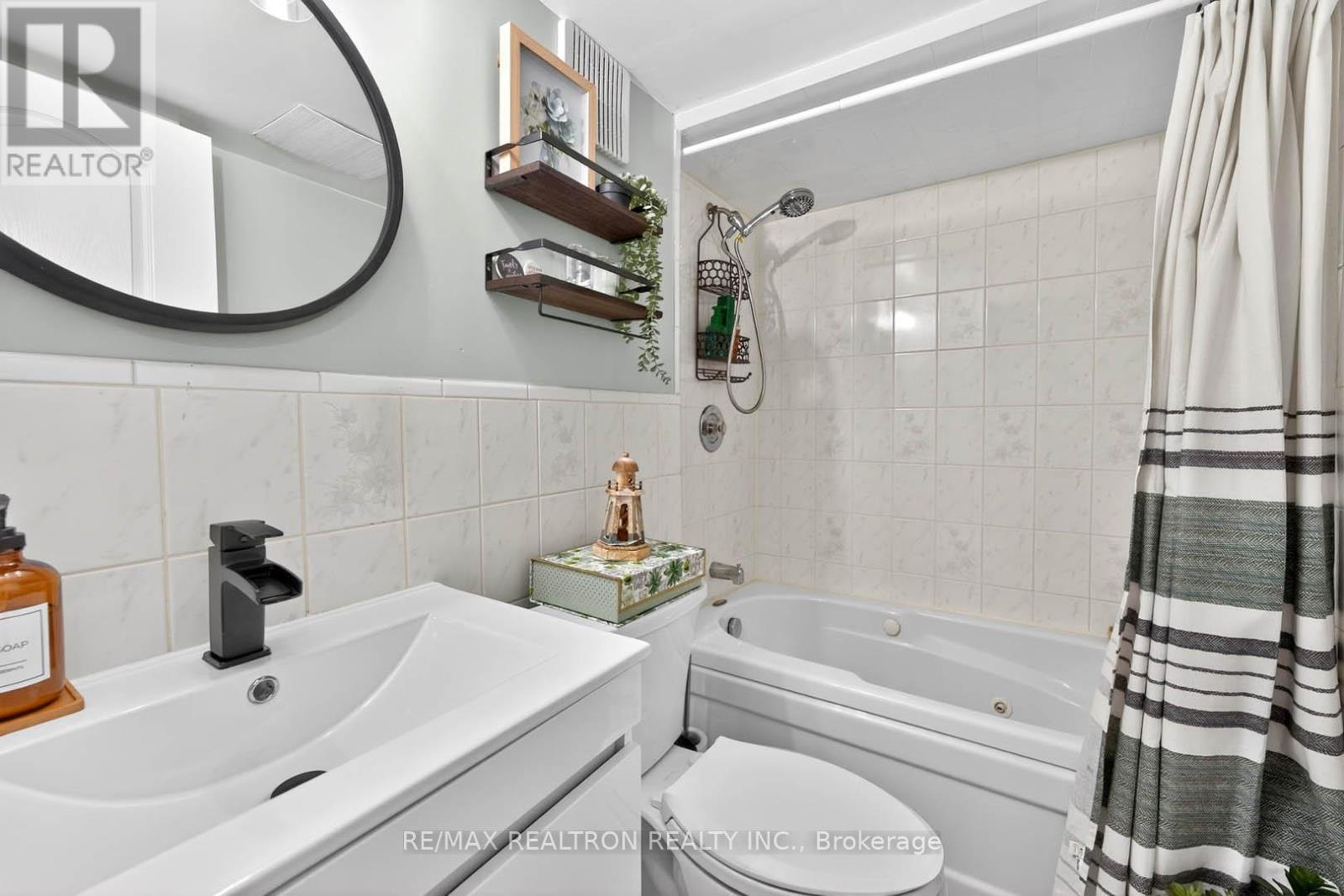 18 CASTILLE CRESCENT - 27