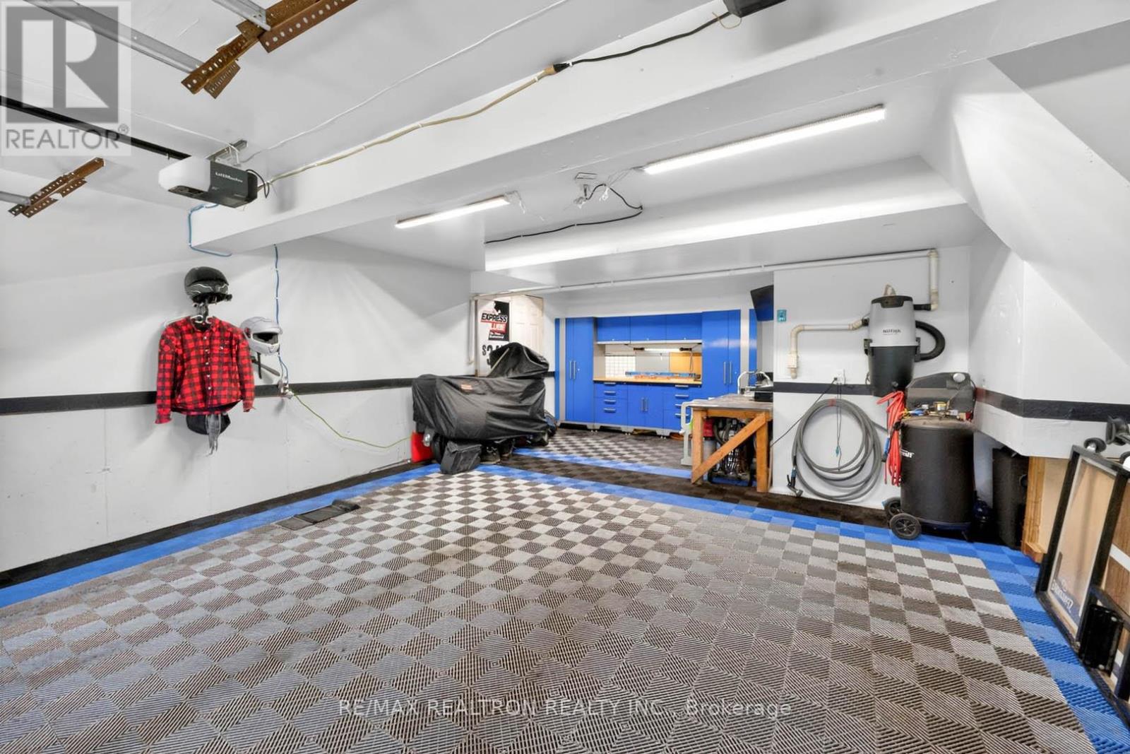 18 CASTILLE CRESCENT - 29