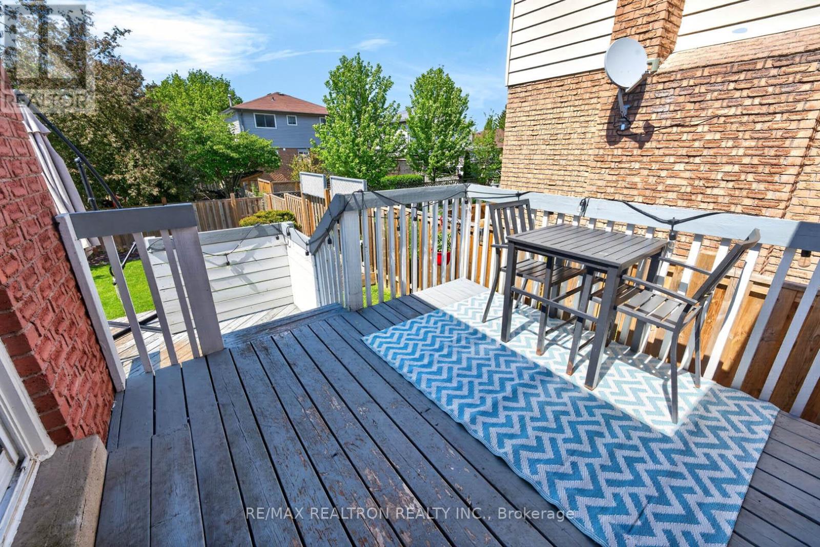 18 CASTILLE CRESCENT - 30