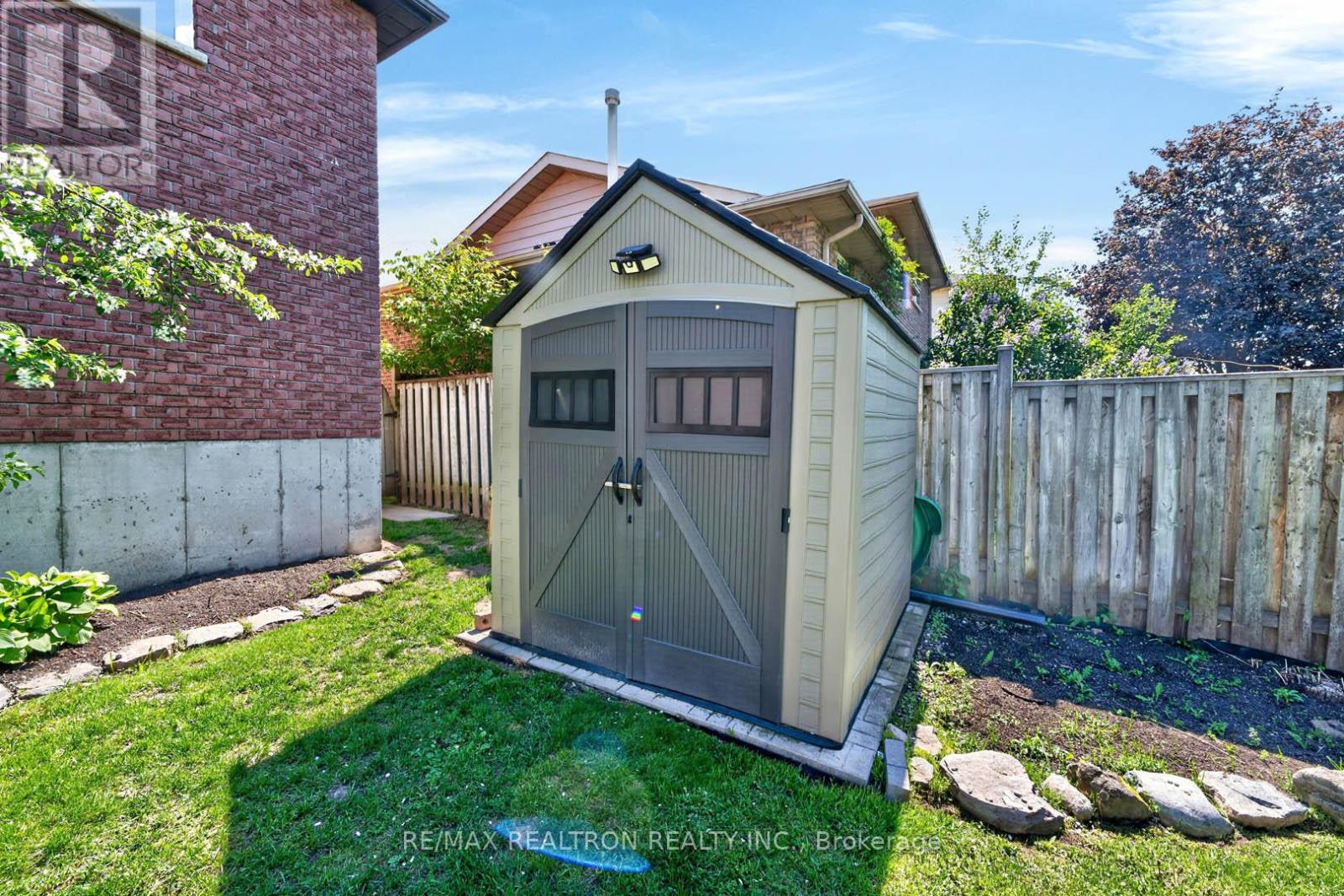 18 CASTILLE CRESCENT - 32