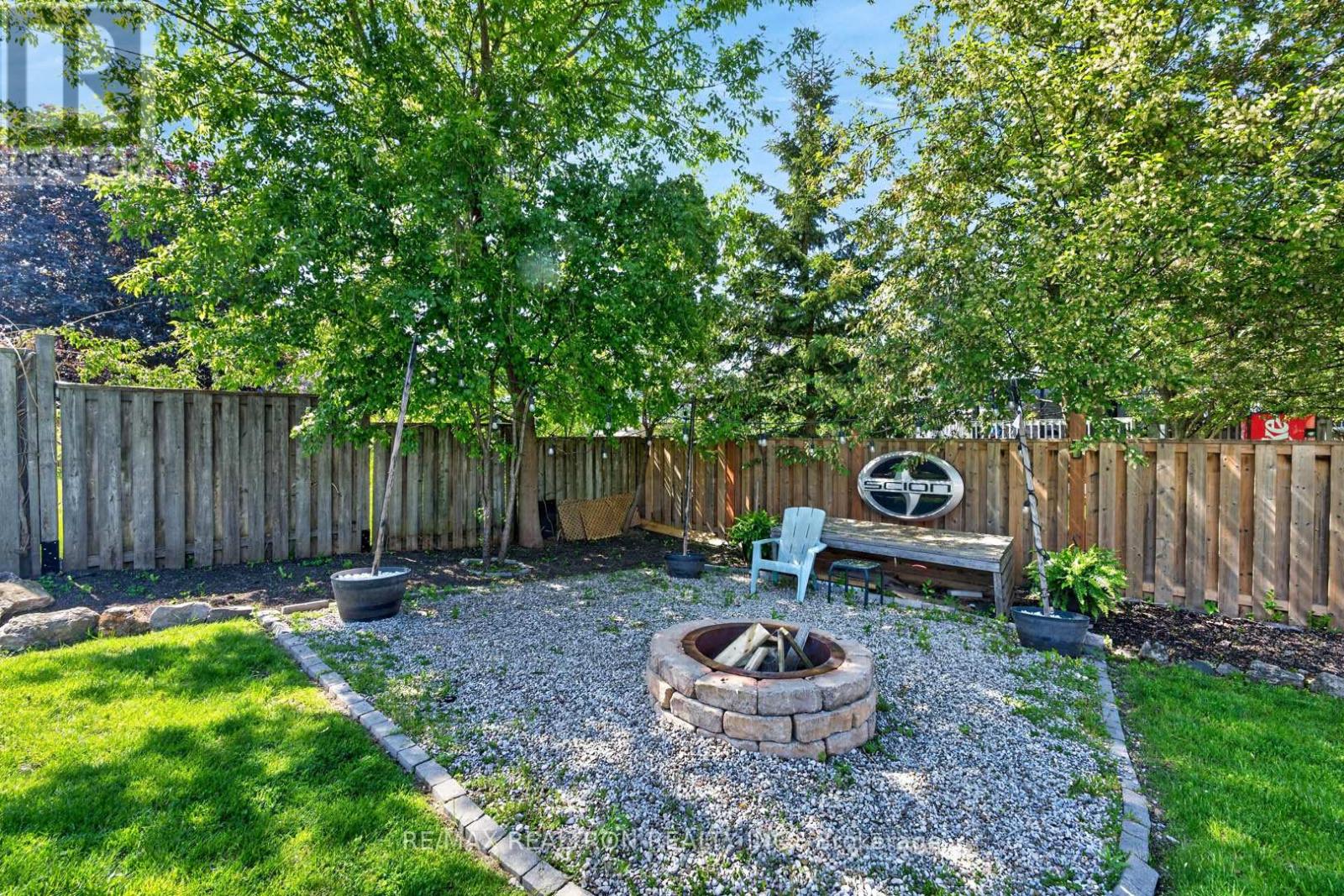 18 CASTILLE CRESCENT - 33