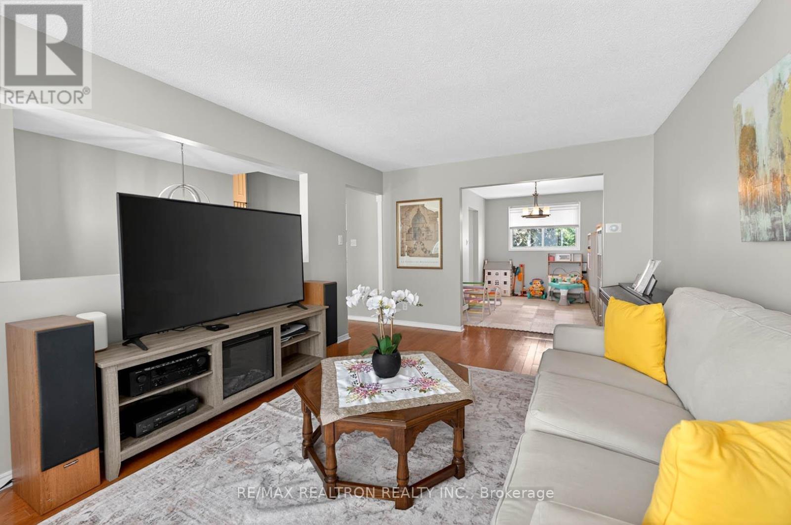 18 CASTILLE CRESCENT - 7