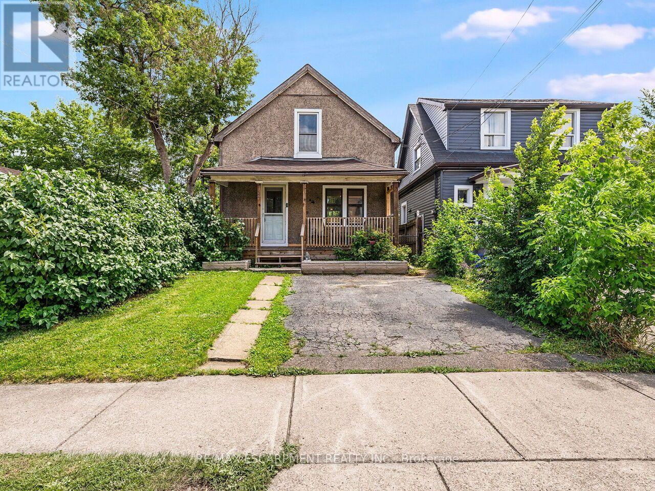 52 STAPLETON AVENUE N - 1