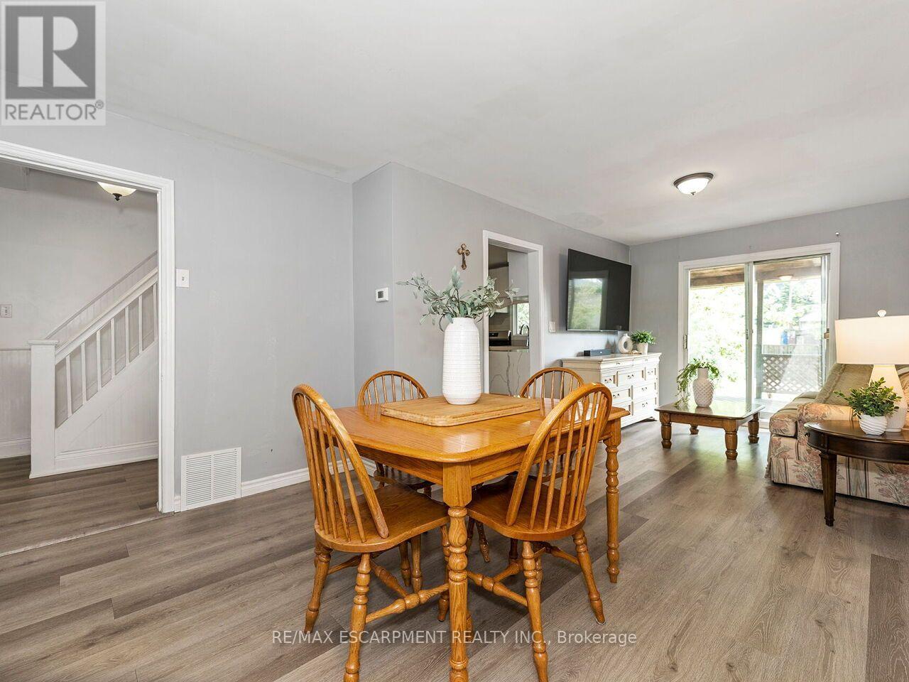 52 STAPLETON AVENUE N - 10