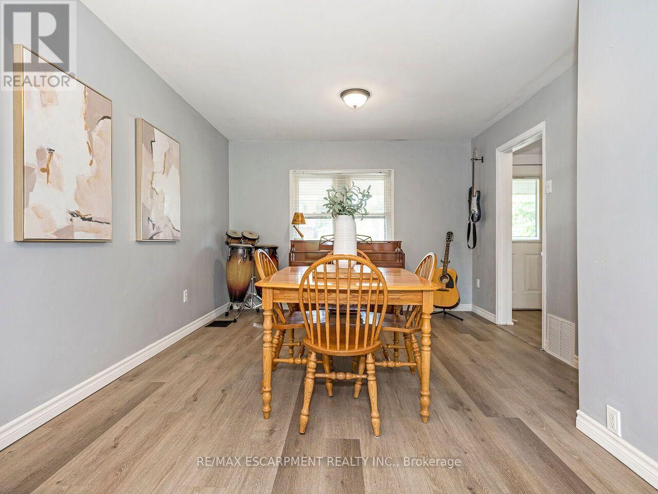 52 STAPLETON AVENUE N - 11