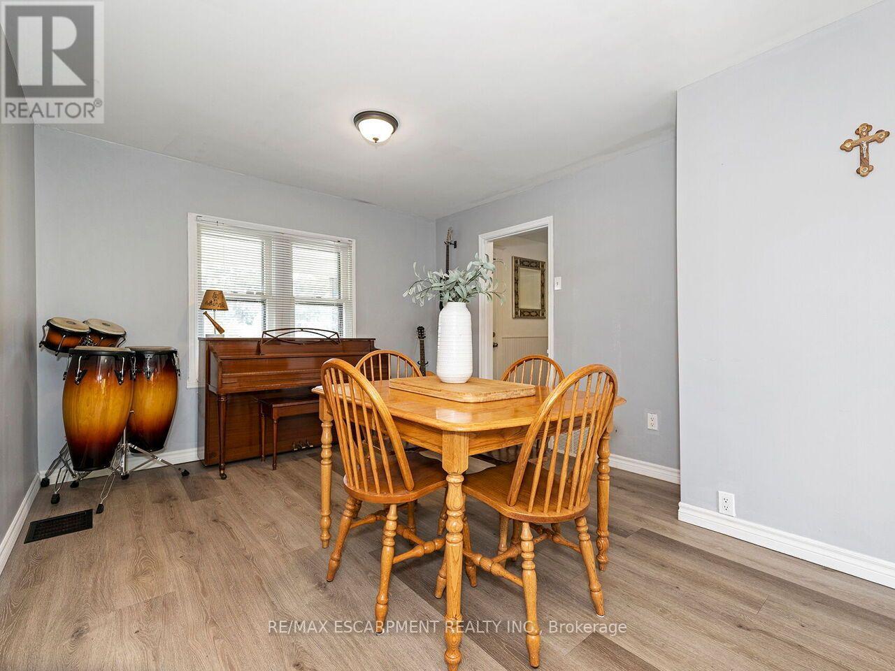 52 STAPLETON AVENUE N - 12