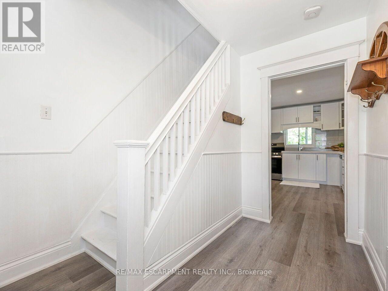 52 STAPLETON AVENUE N - 14