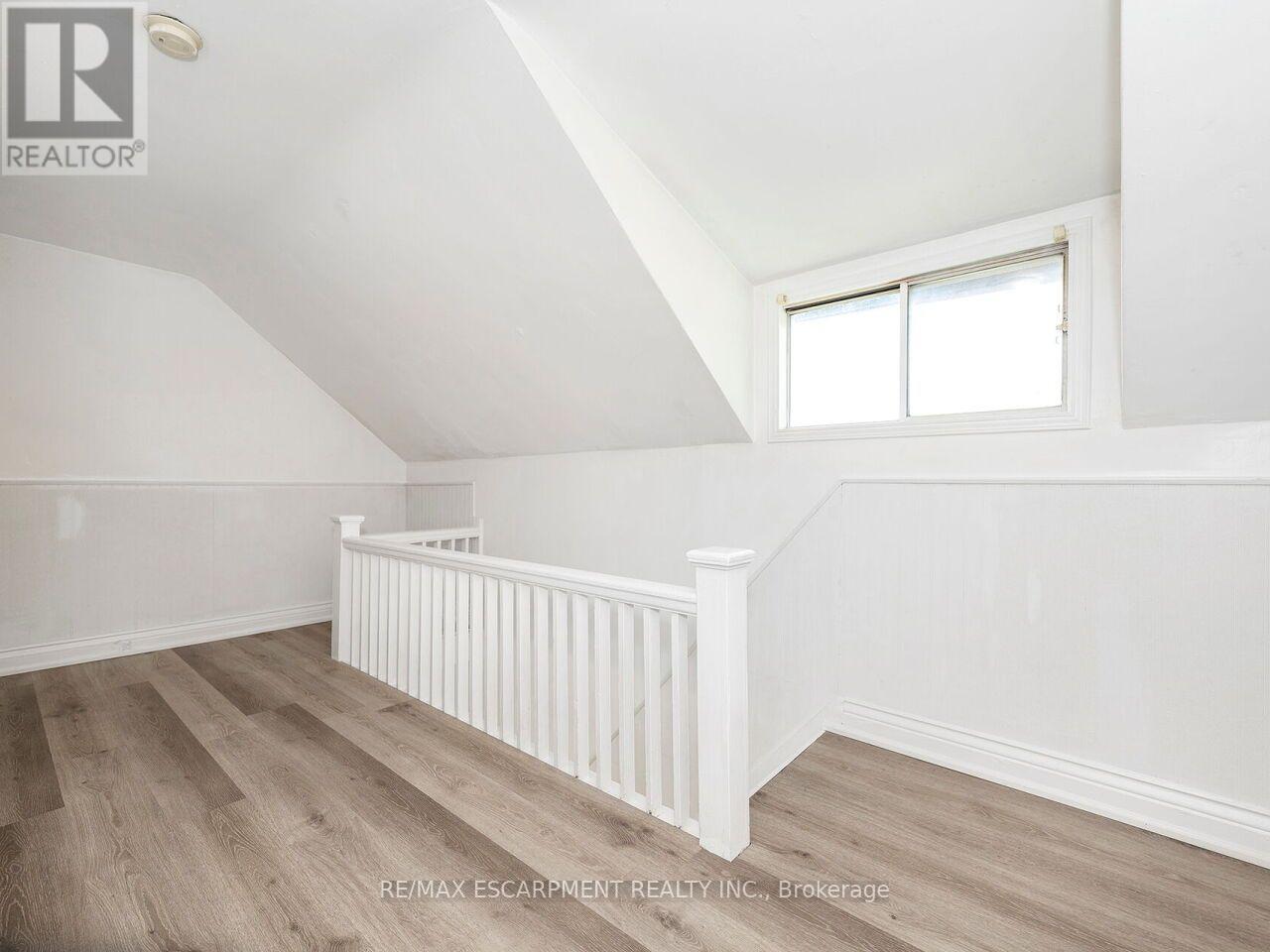 52 STAPLETON AVENUE N - 15